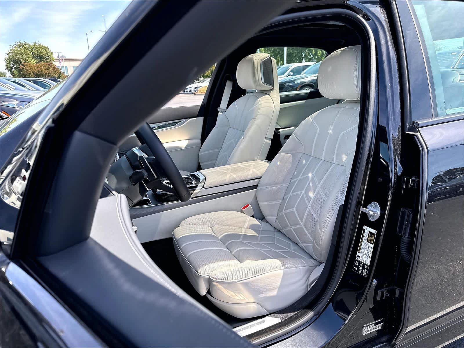 Used 2025 BMW 760i xDrive AWD/4WD image 21