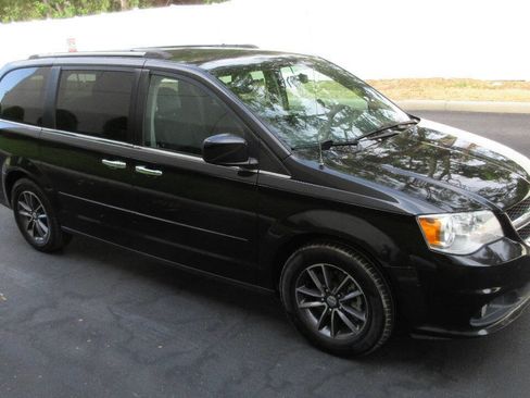 Used 2017 Dodge Grand Caravan SXT FWD image 7