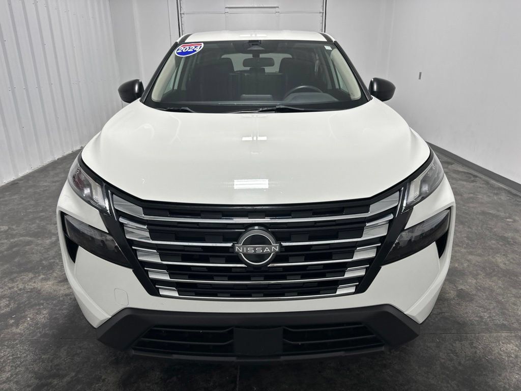 Used 2024 Nissan Rogue S AWD/4WD image 2