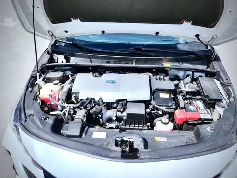 Used 2017 Toyota Prius Prime Advanced w/ Carpet Mat Package FWD image 40