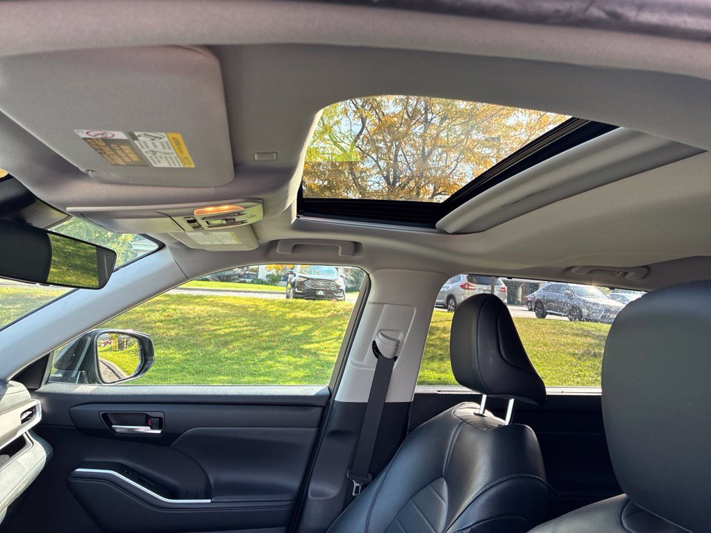 Used 2022 Toyota Highlander XLE AWD/4WD image 29