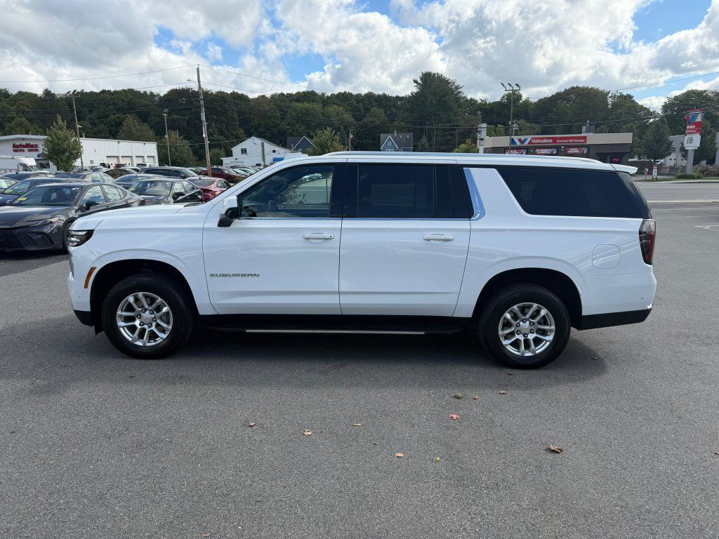 Used 2025 Chevrolet Suburban LT AWD/4WD image 2