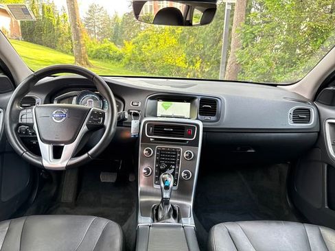 Used 2016 Volvo V60 T5 Platinum FWD image 9
