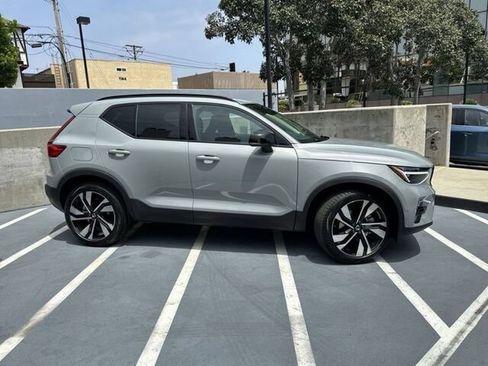 New 2024 Volvo XC40 B5 Plus w/ Climate Package AWD/4WD image 3