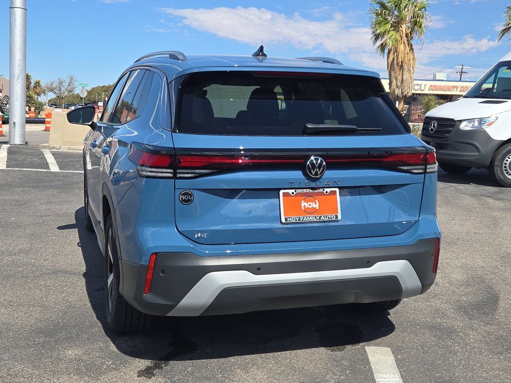 Used 2025 Volkswagen Tiguan SE FWD image 9