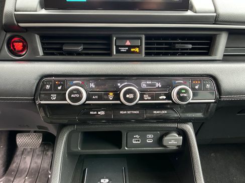 Used 2025 Honda Pilot Elite image 17