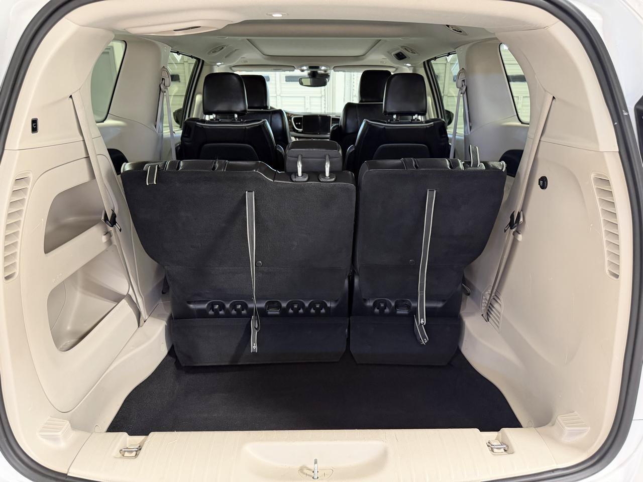 Used 2023 Chrysler Pacifica Limited FWD image 8