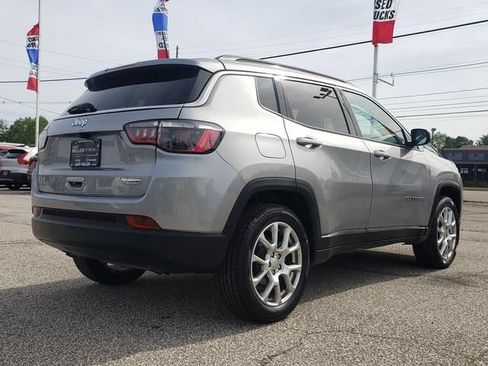 Used 2023 Jeep Compass Latitude AWD/4WD image 3