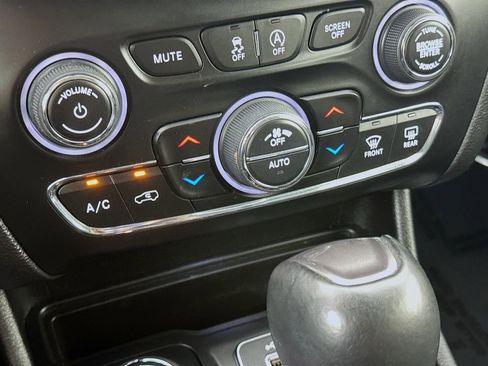 Used 2019 Jeep Cherokee Limited AWD/4WD image 19