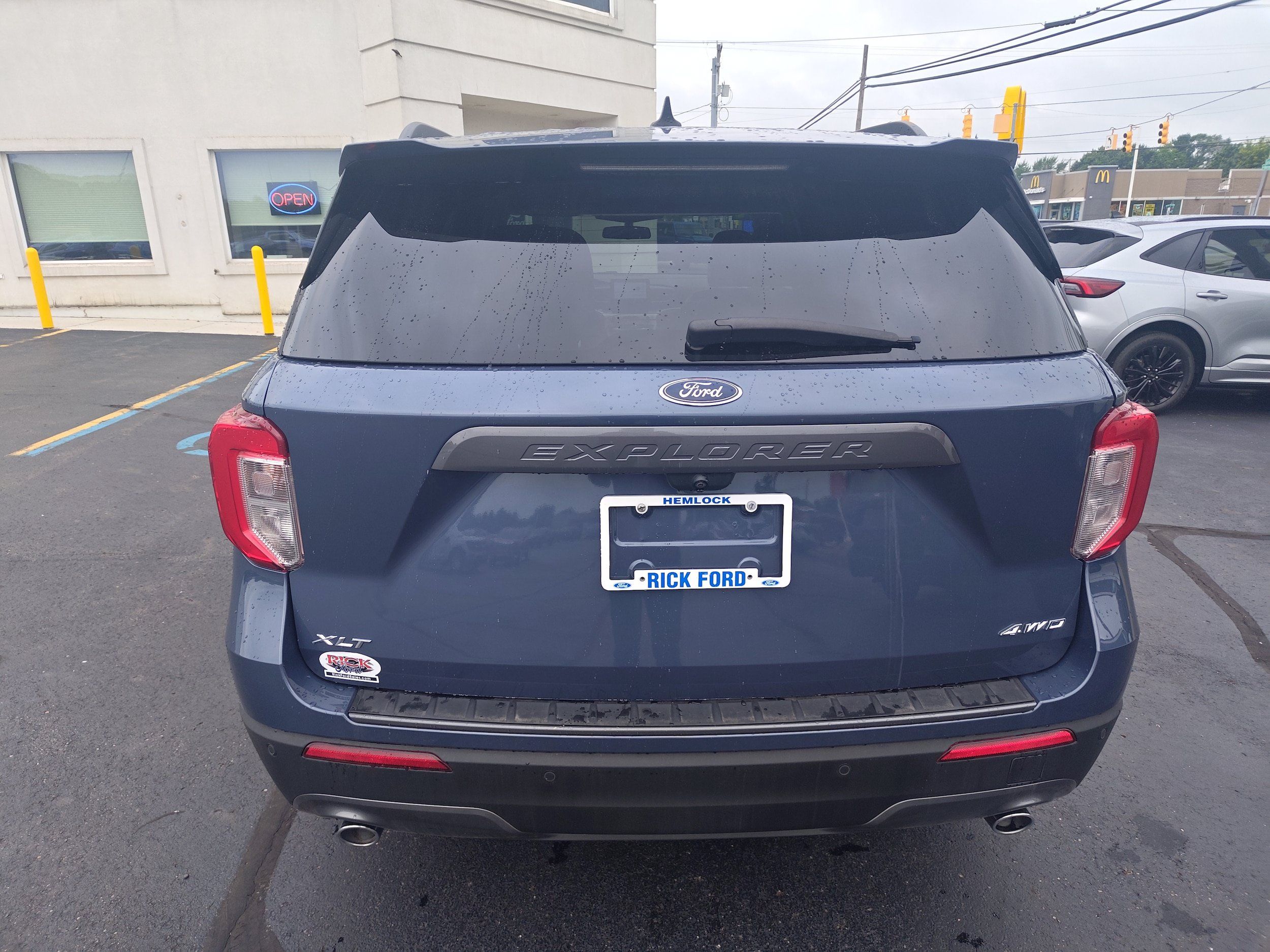 Used 2021 Ford Explorer XLT w/ Equipment Group 202A AWD/4WD image 4