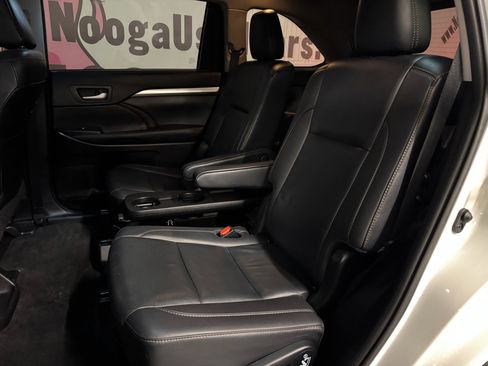Used 2019 Toyota Highlander XLE image 22