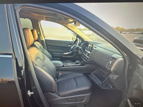 Used 2025 Nissan Pathfinder Platinum w/ Black Appearance Package AWD/4WD image 7