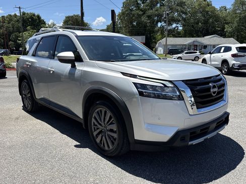 Used 2023 Nissan Pathfinder SL w/ SL Premium Package FWD image 7