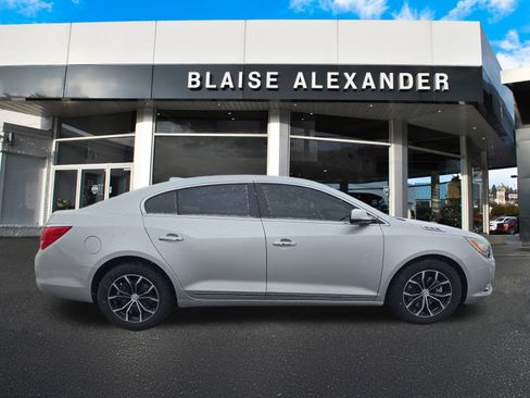 Used 2016 Buick LaCrosse image 2