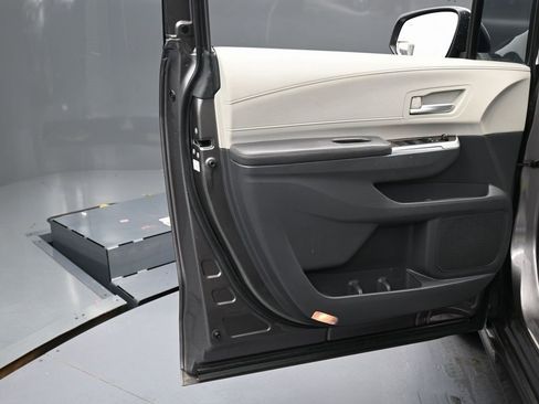 Used 2022 Toyota Sienna XLE w/ XLE Plus Package image 42