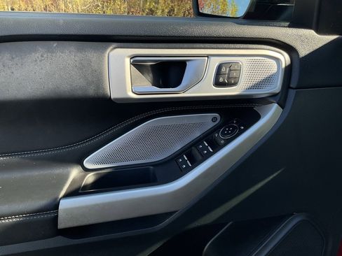 Used 2023 Ford Explorer Limited w/ Limited Technology Package image 16