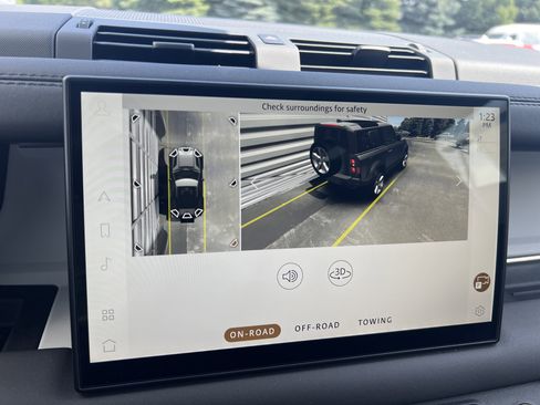 New 2025 Land Rover Defender 90 X-Dynamic SE image 21