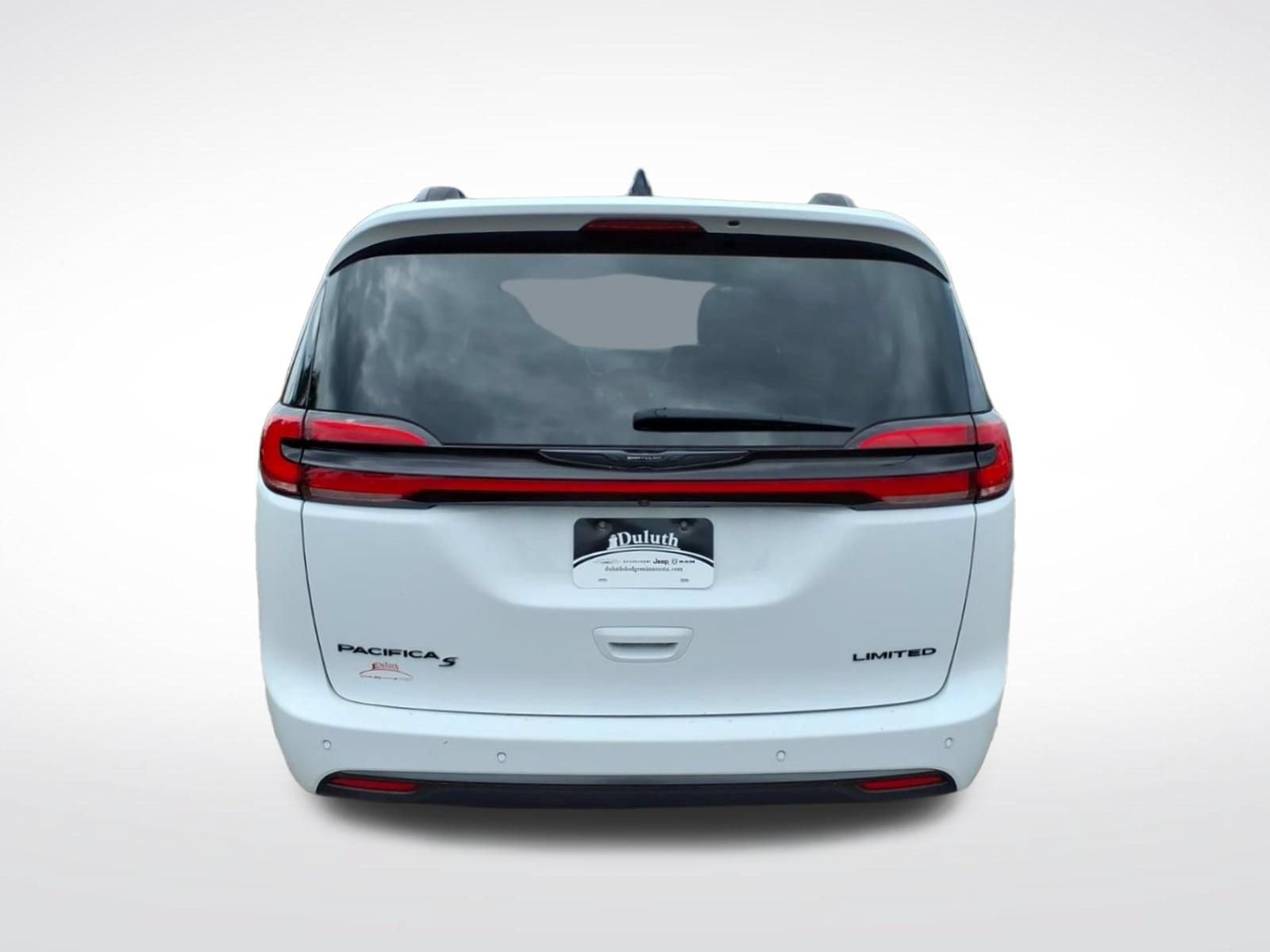 Used 2025 Chrysler Pacifica Limited FWD image 4