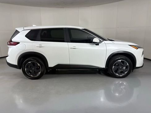 Used 2024 Nissan Rogue SV image 9