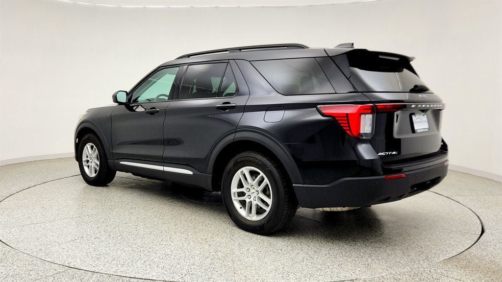 Used 2025 Ford Explorer Active AWD/4WD image 7