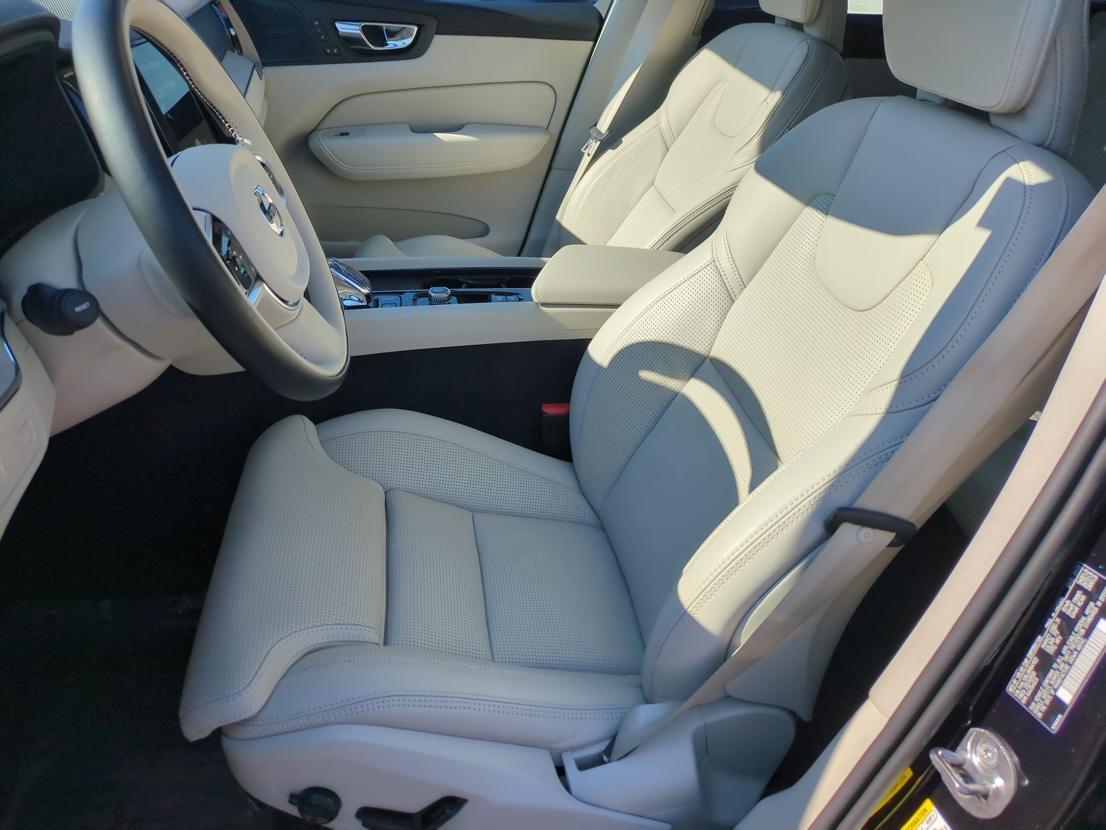 Used 2022 Volvo XC60 B5 Inscription w/ Advanced Package AWD/4WD image 15