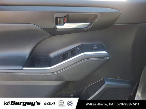 Used 2020 Toyota Highlander XLE image 14