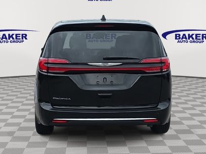 Used 2025 Chrysler Pacifica Select