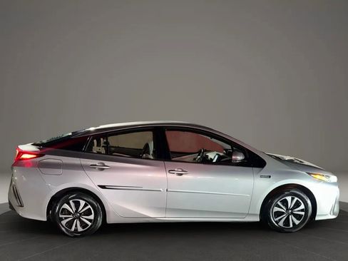 Used 2017 Toyota Prius Prime Premium image 9