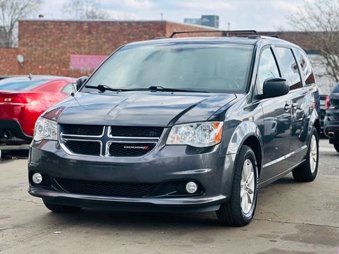 Used 2018 Dodge Grand Caravan SXT image 3