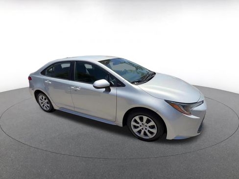 Used 2025 Toyota Corolla LE FWD image 2