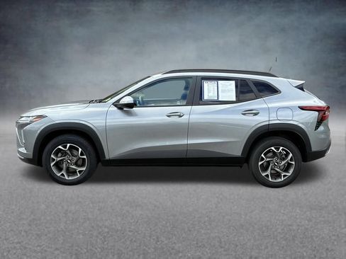 Used 2024 Chevrolet Trax LT FWD image 2