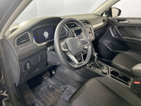 Used 2022 Volkswagen Tiguan SE image 9