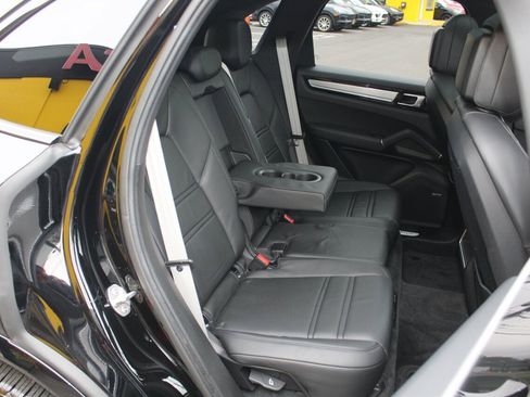 Used 2022 Porsche Cayenne Platinum Edition image 19