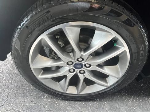 Used 2018 Ford Edge Titanium w/ Equipment Group 302A AWD/4WD image 29