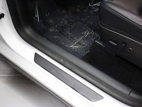 Used 2023 Tesla Model Y Long Range image 19