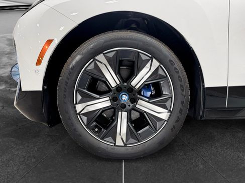 Used 2025 BMW iX xDrive50 w/ Sport Package AWD/4WD image 27