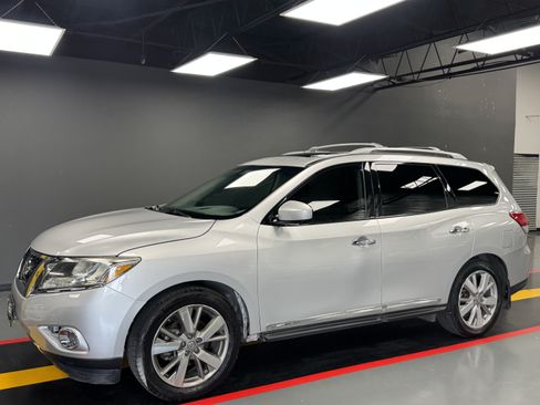 Used 2014 Nissan Pathfinder Platinum w/ Platinum Premium Package FWD image 2