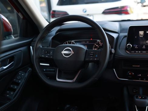 Used 2025 Nissan Rogue SV FWD image 25
