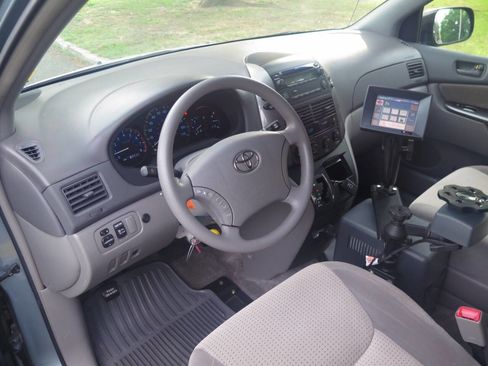 Used 2010 Toyota Sienna LE FWD image 11