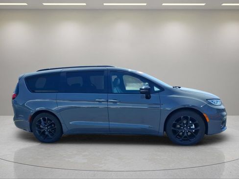 Used 2025 Chrysler Pacifica Limited FWD image 2