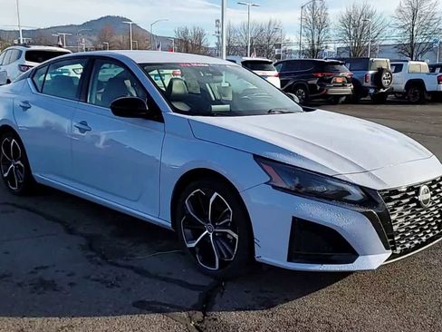 Used 2023 Nissan Altima 2.5 SR image 2