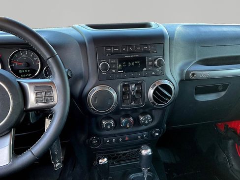 Used 2018 Jeep Wrangler Unlimited Sahara AWD/4WD image 9