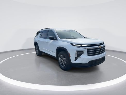 Used 2025 Chevrolet Traverse LT FWD image 2