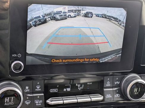 Used 2023 Toyota Highlander XLE image 19