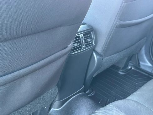 Used 2017 Nissan Rogue SV AWD/4WD image 30