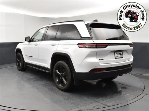 Used 2023 Jeep Grand Cherokee Altitude image 4