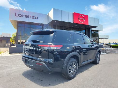 New 2025 Nissan Pathfinder S image 4
