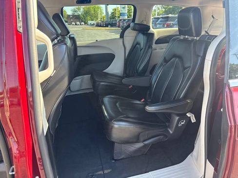 Used 2023 Chrysler Pacifica Touring-L FWD image 25