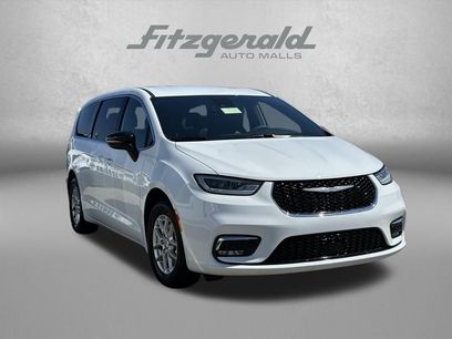 Used 2025 Chrysler Pacifica Select