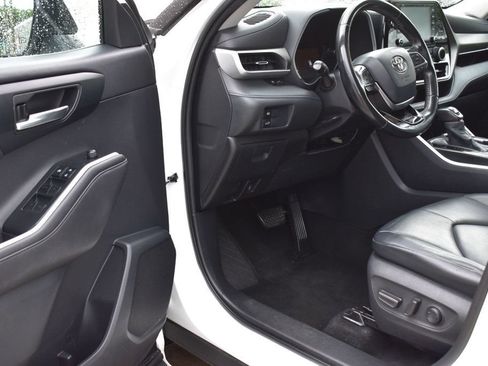 Used 2020 Toyota Highlander XLE AWD/4WD image 14